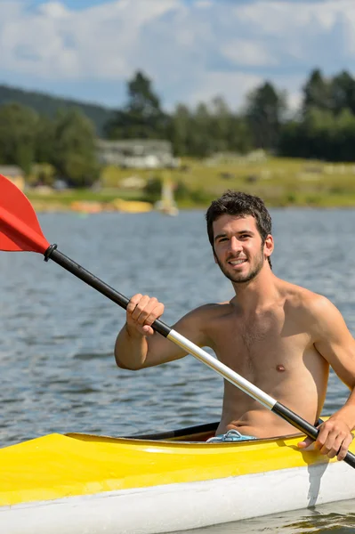 Sonriente hombre deportivo kayak en el lago — Foto de Stock