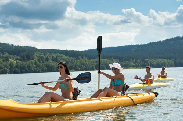 Giovani studenti in kayak sotto il sole — Foto Stock