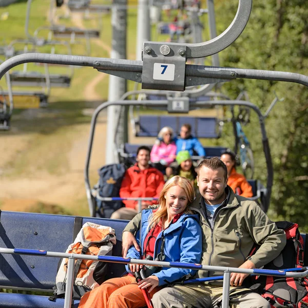 Paar umarmt sich bei romantischer Sessellift-Fahrt — Stockfoto