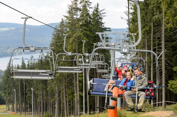 Acenando jovens sentados no teleférico — Fotografia de Stock