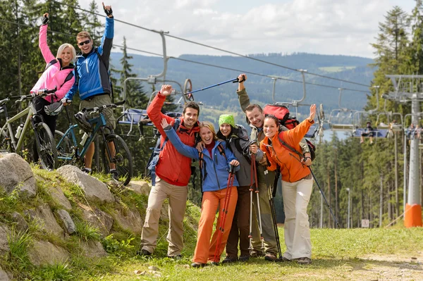 Felices excursionistas alcanzando su meta cima de montaña — Foto de Stock