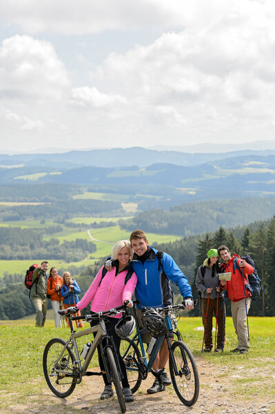 Представление пары велосипедистов на горе с велосипедами
