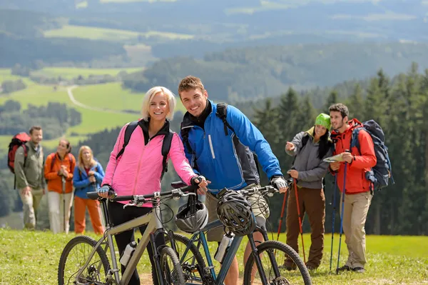 Sportig cyklist par vandrare våren helg — Stockfoto