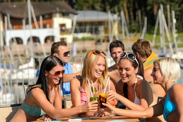 Mooie vrouwen in bikini roosteren met cocktails — Stockfoto