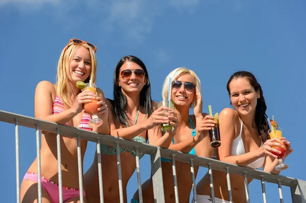 Mulheres bonitas em biquínis sorrindo com bebidas — Fotografia de Stock