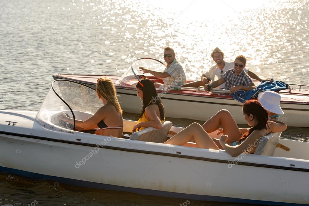 Giovane guida motoscafi lago estivo