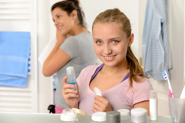 Dos hermanas jóvenes preparándose en el baño — Foto de Stock