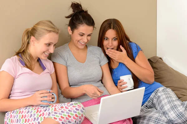 Drie jonge meisjes die kijken naar film op laptop — Stockfoto