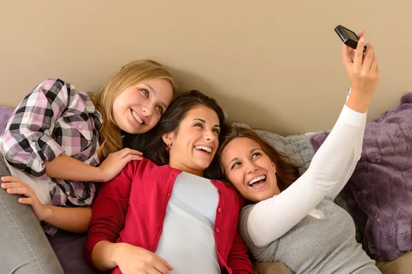 Tres chicas jóvenes y alegres tomando fotos — Foto de Stock