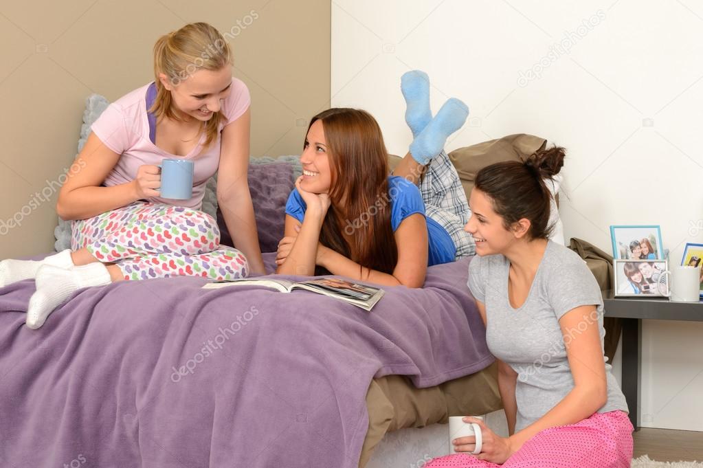 Долбежка трех веселых подруг на кроватке
