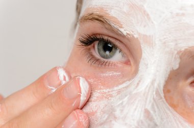 genç kızın parmak uygulanan yüz maskesi nemlendirici