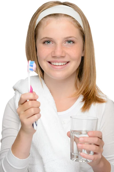 Menina segurando escova de dentes escovação de água de vidro — Fotografia de Stock