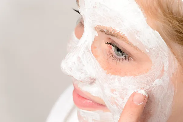 Allegro adolescente ragazza utilizzando maschera viso pulizia — Foto Stock