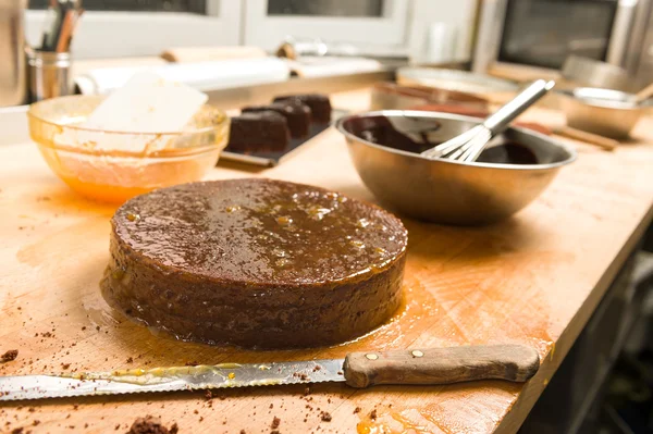 Bolo de chocolate com geléia na cozinha — Fotografia de Stock