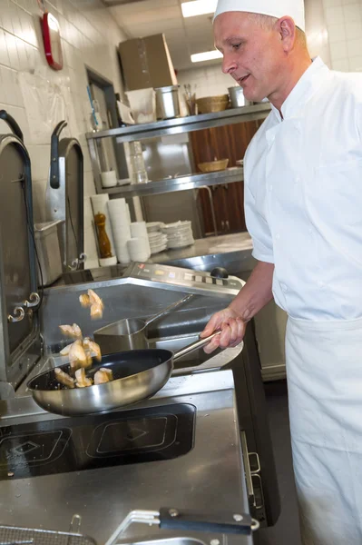 Mannelijke cook maken kip in koekenpan — Stockfoto