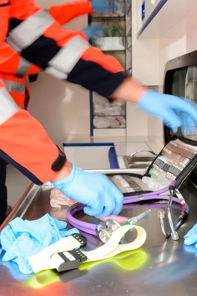 Paramédicos apressados com equipamentos médicos — Fotografia de Stock