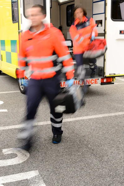 Bulanık sağlık görevlileri ambulans arabadan çıkmak — Stok fotoğraf
