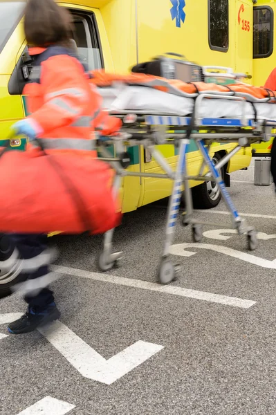 Des ambulanciers ambulanciers embrouillés courent avec un brancard — Photo