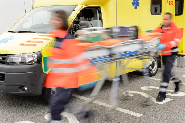 Paramédico desplegando camilla de emergencia camión — Stockfoto