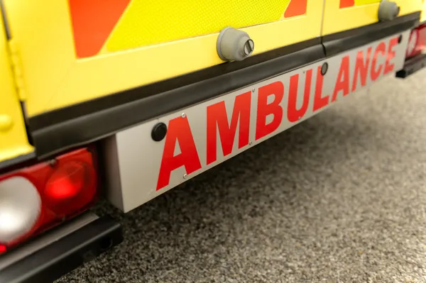 Ambulans bil bakom tecken — Stockfoto