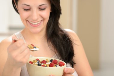 neşeli kadın sağlıklı tahıl yemek kahvaltı için