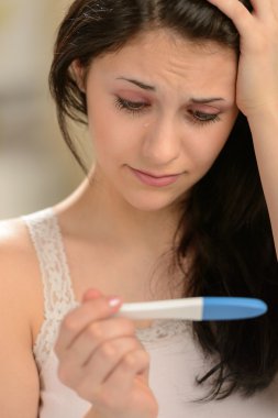 deli kız için gebelik testi sonucu bekliyor