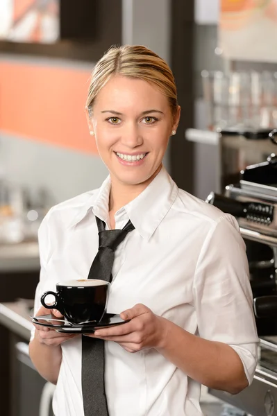 Unga leende servitrisen med kopp kaffe — Stockfoto