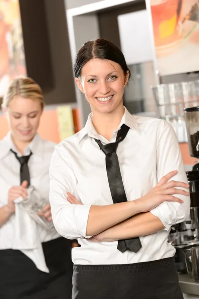 Selbstbewusste Kellnerin posiert im Café — Stockfoto