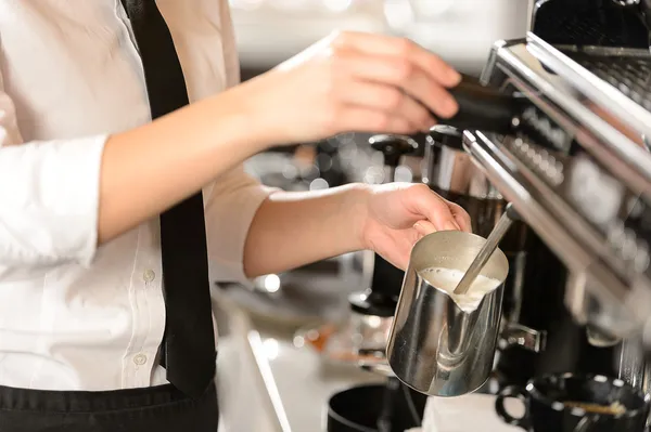 Barista stomen van de melk voor hete cappuccino — Stockfoto