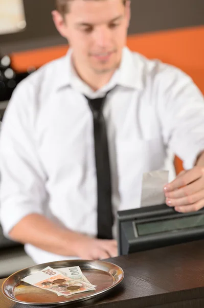 Jovem barman de uniforme levando dinheiro CZK — Fotografia de Stock