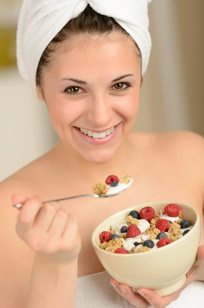 Glada flickan äta müsli till frukost — Stockfoto