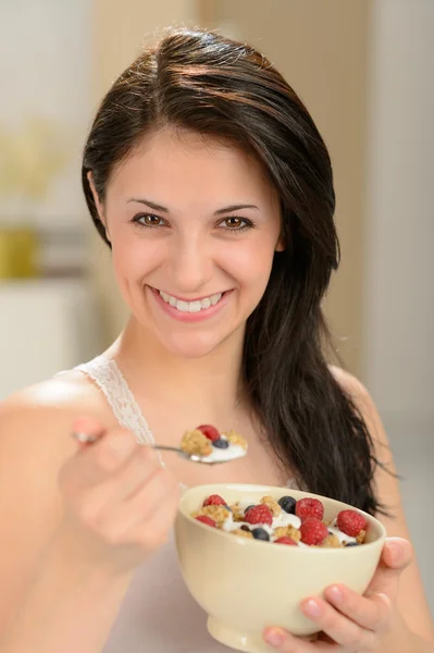 Aantrekkelijke jonge vrouw eten kom van granen — Stockfoto