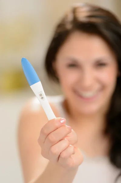 Excited young woman showing pregnancy test — Stock Photo, Image