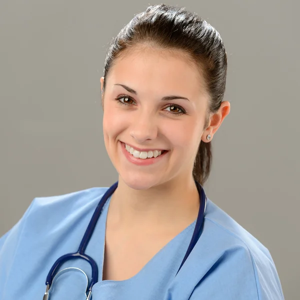 Портрет усміхненої молодої медсестри — стокове фото