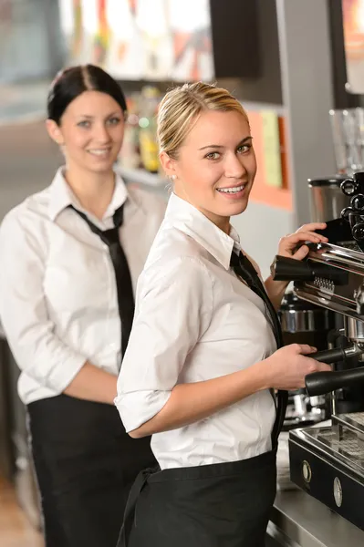 Sonrientes camareras jóvenes que sirven café restaurante Fotos de stock libres de derechos