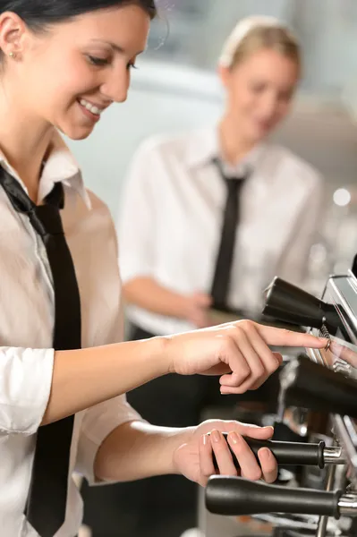 Lachende vrouw serveerster voorbereiden koffiezetapparaat Rechtenvrije Stockafbeeldingen