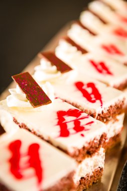 Çikolatalı kek vanilyalı krema ile doldurulmuş