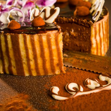 katmanlı çikolata kaplama pasta ve bıçak