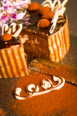 Çikolatalı kek ve bıçak