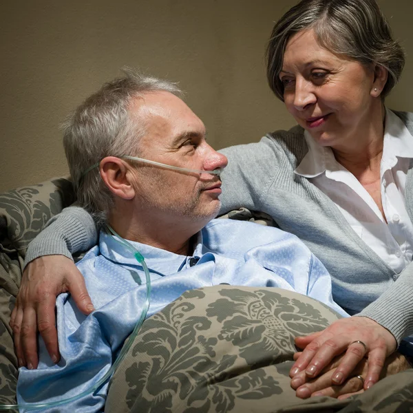 Zieke oude man liegen bed met vrouw — Stockfoto