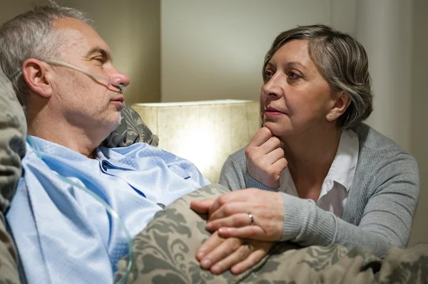 Senior patient at hospital with worried wife — Stock Photo, Image