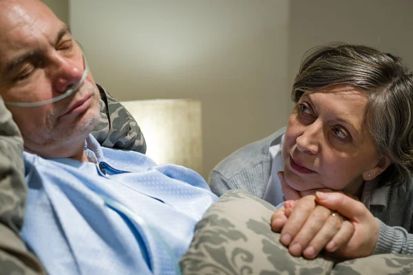 Ansiosa anciana cuidando de su marido — Foto de Stock