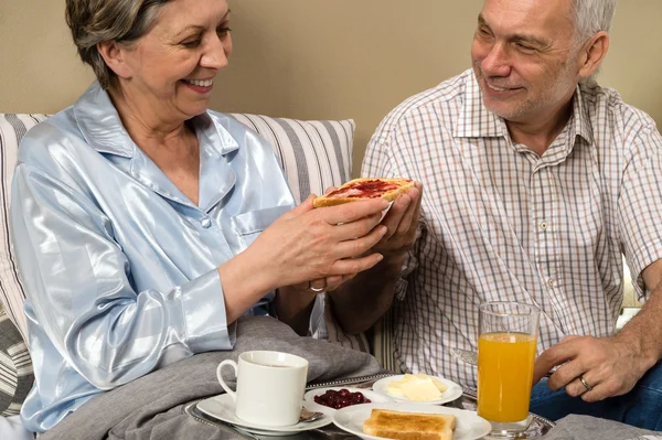 Seniorenpaar beim romantischen Frühstück am Morgen — Stockfoto