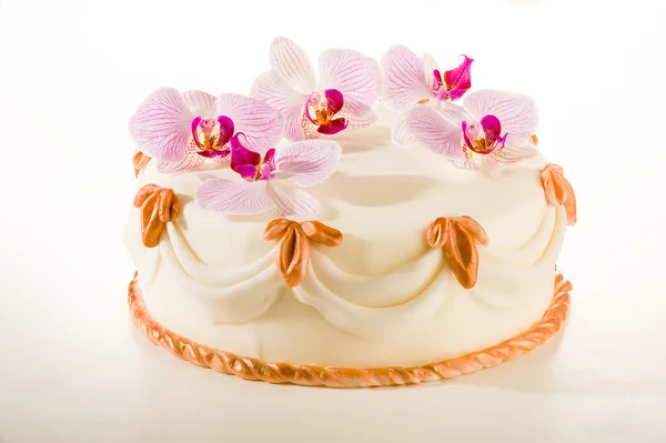 Välsmakande dekorerad tårta i vit marsipan beläggning — Stockfoto