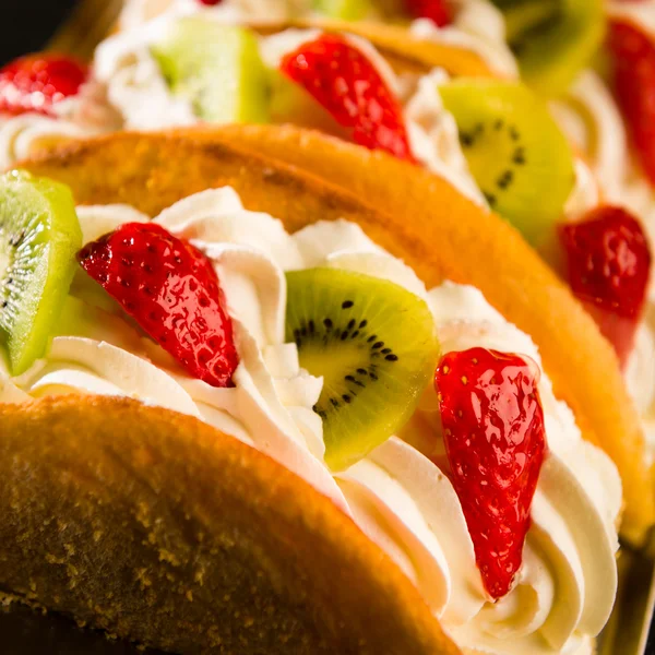 Sponge cake filled with strawberry and kiwi — Stock Photo, Image