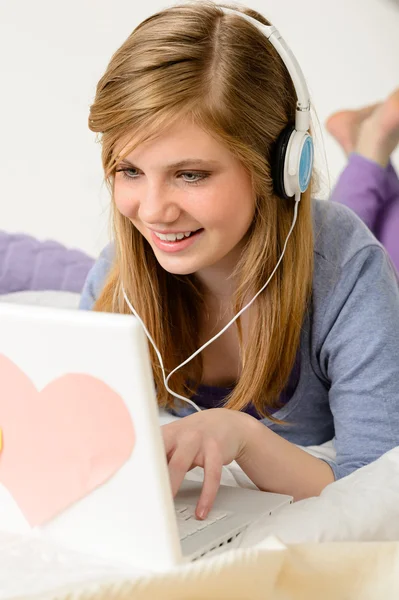 Jonge tienermeisje chatten op laptop — Stockfoto