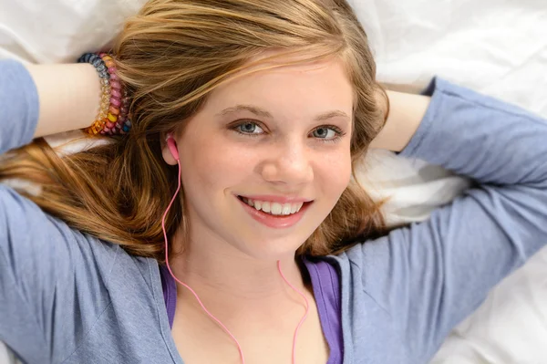 Portret van ontspannende jong meisje luisteren muziek — Stockfoto
