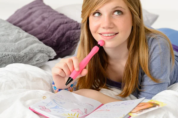 Tagträumendes Teenager-Mädchen schreibt ihr Tagebuch — Stockfoto