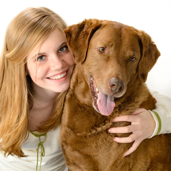 Lachende meisje met haar speelse hond — Stockfoto