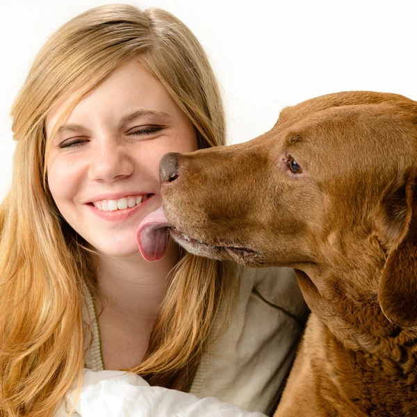 Portrait de fille se blottissant avec son chien — Photo